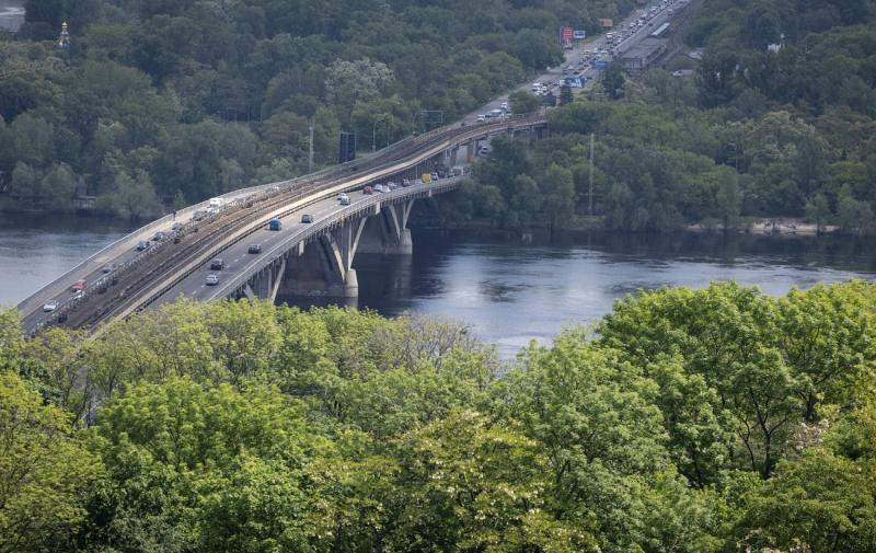 Після атаки Росії значно змінюється режим роботи метро в Києві: половина ліній не функціонує.