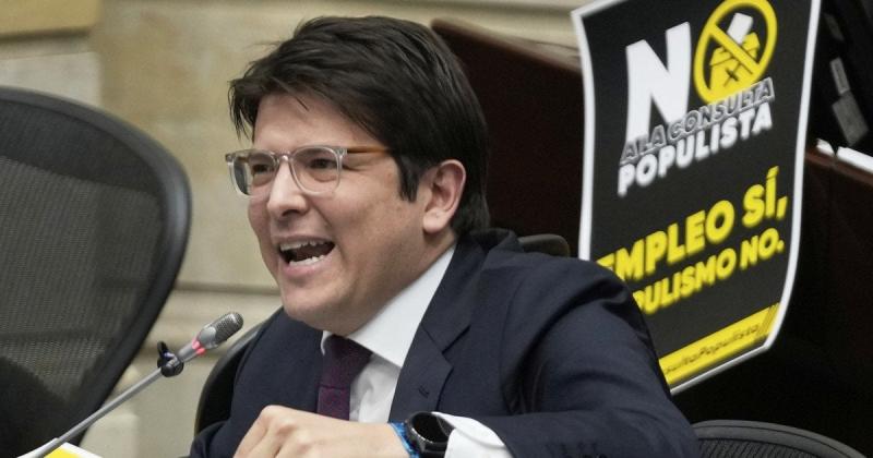 У Колумбії під час мітингу стався інцидент, коли кандидату в президенти Мігелю Урібе вистрілили в голову (фото)