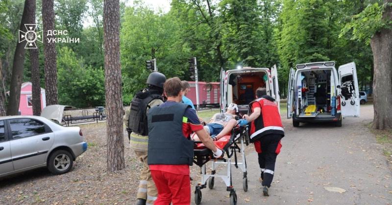 Обстріл Харкова 7 червня: рятувальники знайшли тіло людини під уламками.