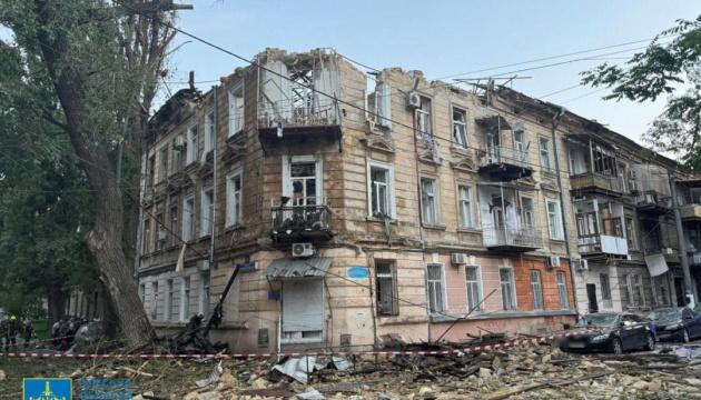 Двоє людей загинули, дев'ятеро отримали травми: в Одесі безпілотники Росії завдали удару по пологовому будинку, медичній установі та автомобілям.