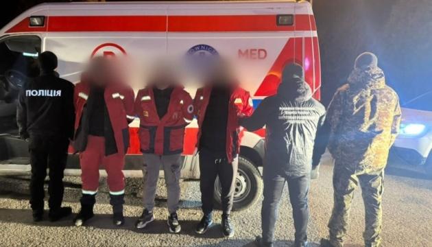 У Закарпатті виявили мережу, що організовувала вивезення ухилянтів за межі країни, маскуючи їх під працівників швидкої допомоги.