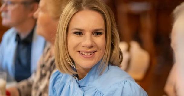 Балет, вагітність у 16 років та кар'єра на державній службі: що відомо про нову першу леді Польщі.