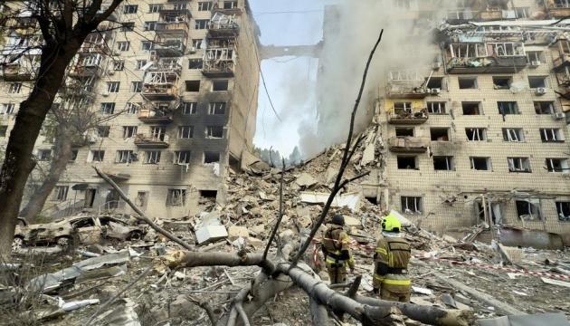 Внаслідок російської агресії в Києві постраждали 99 осіб, з яких 59 було госпіталізовано, повідомляє Міністерство охорони здоров'я.