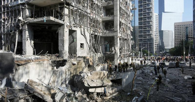 Іран здійснив запуск численних балістичних ракет у напрямку Ізраїлю, що призвело до постраждалих та серйозних руйнувань.