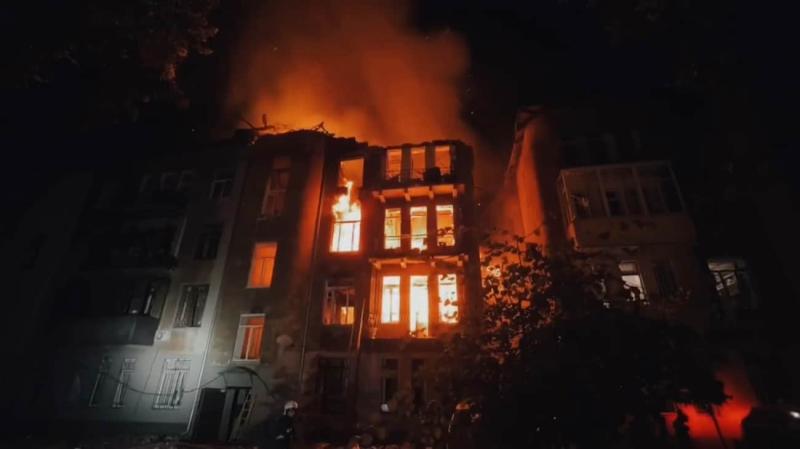 Внаслідок дронової атаки в Одесі сталася пожежа в житловому будинку, під уламками якого можуть залишатися люди.