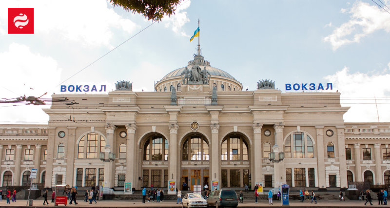 Російські безпілотники завдали шкоди залізничним шляхам на вокзалі в Одесі.