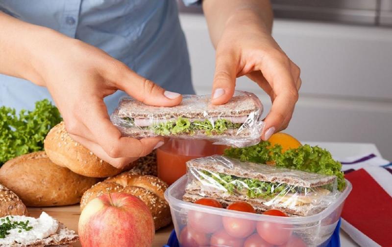 Які продукти вибрати для подорожі, щоб не відчувати голоду, уникнути переїдання та підтримувати енергійність?