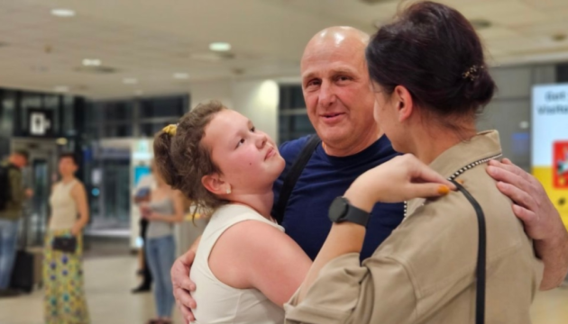 Журналіст Єсипенко, який був звільнений з кримської в'язниці, прибув до Праги та зустрівся зі своєю родиною.