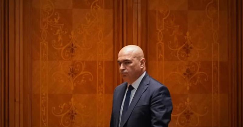 Чому прозахідні політичні сили Румунії тривалий час не могли сформувати уряд і як відбувся процес подолання кризи?