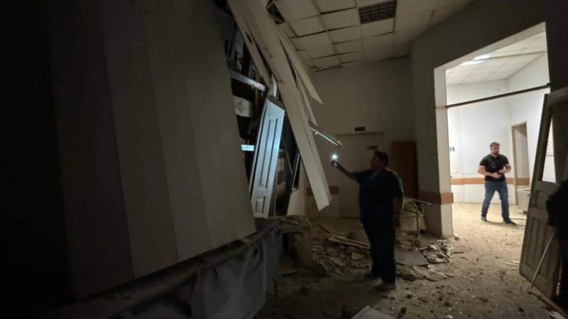 У Херсоні російські війська влаштували обстріл лікарні, внаслідок чого постраждало 8 осіб.