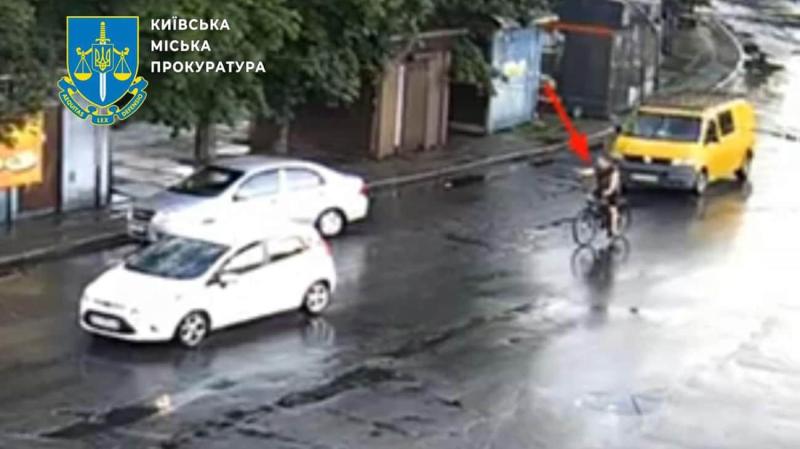 У Києві велосипедист відкрив вогонь по автомобілю волонтерки, оскільки її машина випадково розплескала на нього воду з калюжі.