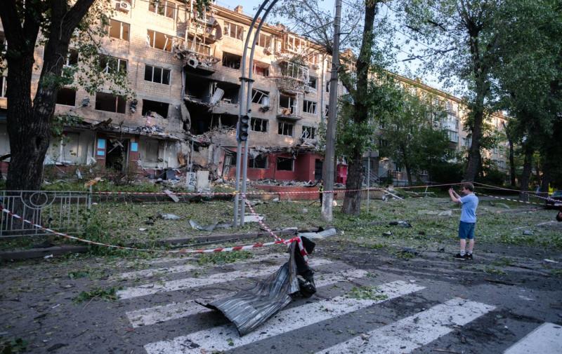 Удар по Києву: ДСНС застерегли про можливе обвалення п'ятиповерхового будинку після атаки з боку РФ.