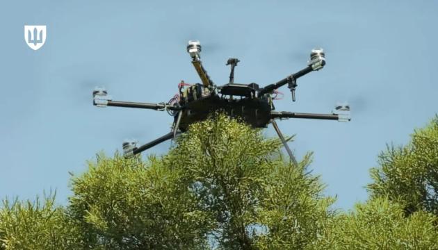 В українських Силах оборони почали застосовувати безпілотний літальний апарат, оснащений лазерною системою наведення.