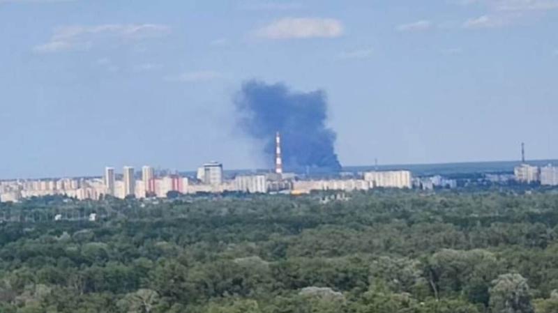 У Києві стався вибух поблизу ТЕЦ-6, внаслідок чого на лівому березі міста зникло електропостачання.