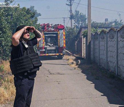 Російські сили здійснюють удар по Херсону за допомогою дронів, внаслідок чого вже є п’ять постраждалих та одна жертва.