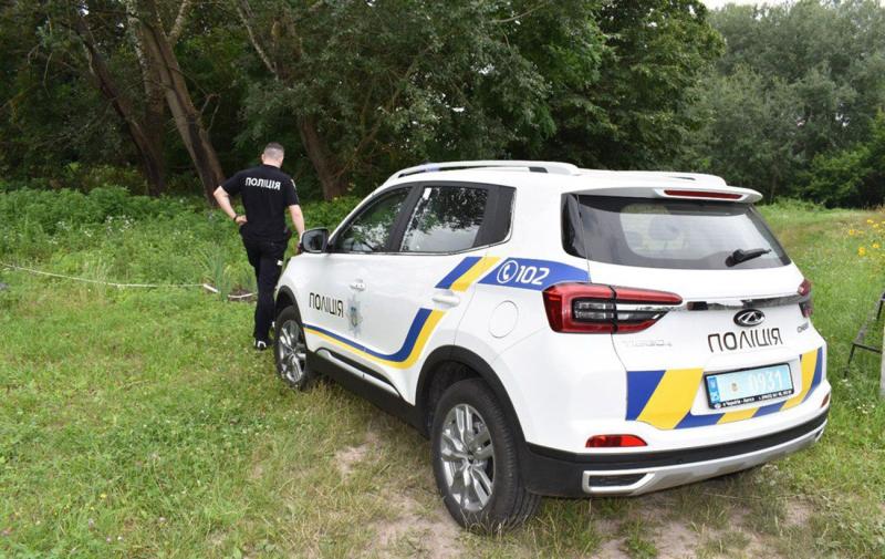 У Києві в центрі міста чоловік виставив на показ нацистський прапор, після чого правоохоронці розпочали розслідування.