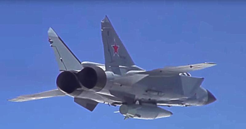 Російські збройні сили здійснили напад на Україну, використовуючи ракети та ударні безпілотники.