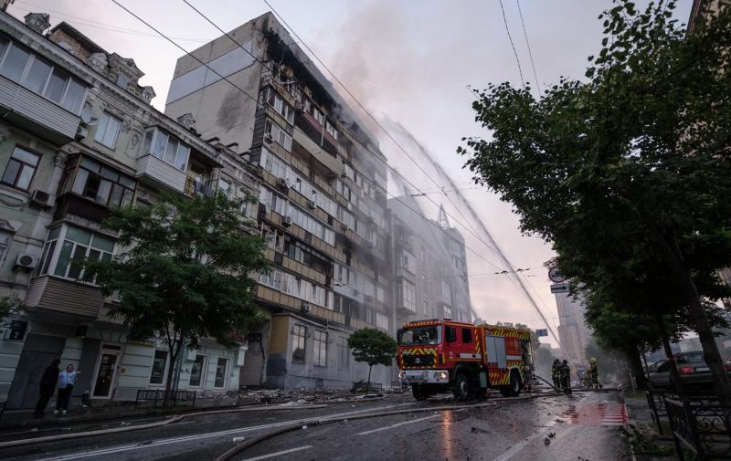 Опубліковано перші зображення наслідків удару Росії по Шевченківському району столиці України.