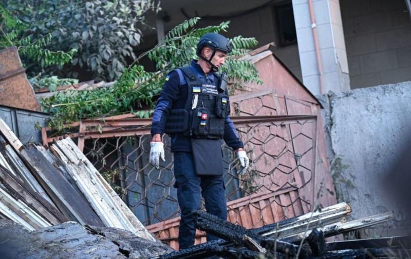 Загиблі та зруйновані будівлі: Чернівці в aftermath російської атаки.