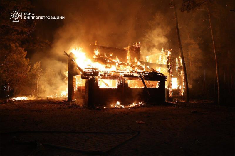 Росія здійснила ракетний удар, запустивши чотири ракети та 136 безпілотників: знімки наслідків атаки.
