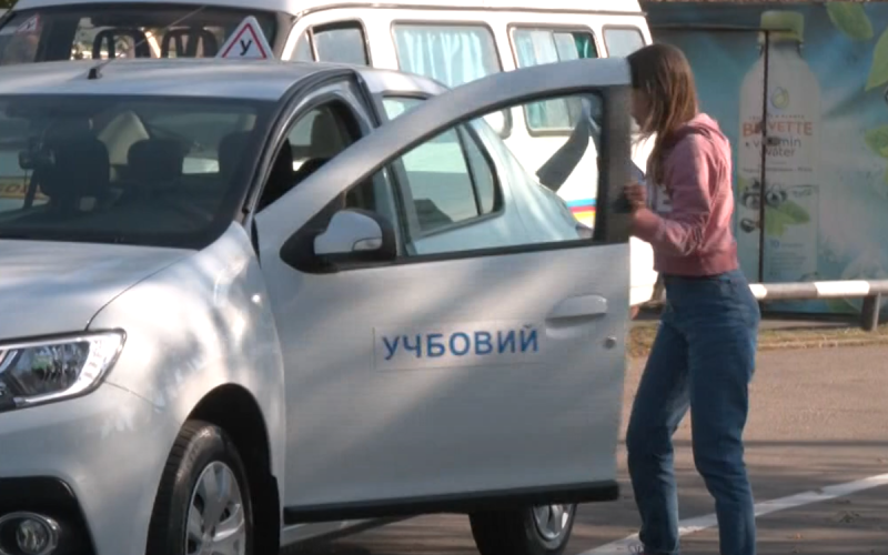 Знімуть з різних ракурсів, включаючи ноги на педалях: отримання водійських прав в Україні стане більш складним процесом.