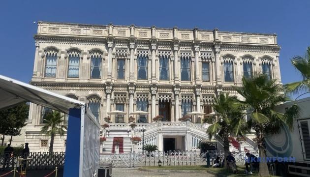 Джерело повідомляє, що українська делегація в Стамбулі буде вимагати організації зустрічі лідерів.