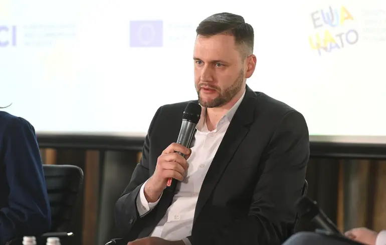 НАЗК несе відповідальність за антикорупційну стратегію країни, але досі не висловилося про ліквідацію незалежності НАБУ та САП, зазначив Вишневський.