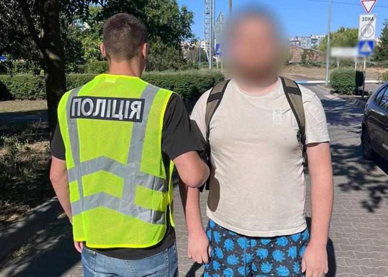 В Одесі правоохоронці затримали чоловіка, який намагався підпалити квартиру військовослужбовця.