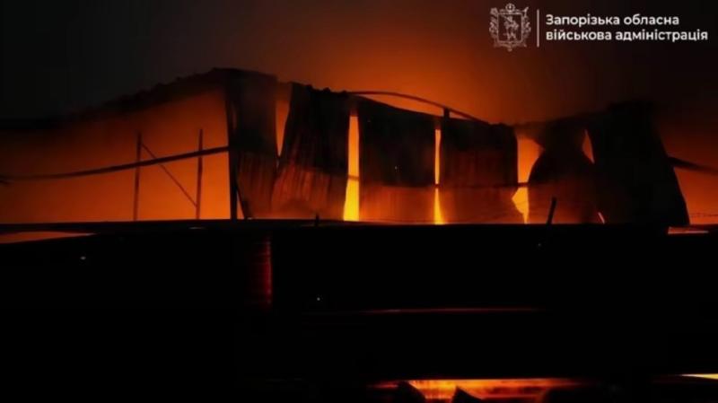У Запорізькому районі виникли пожежі внаслідок атаки дронів з Росії.