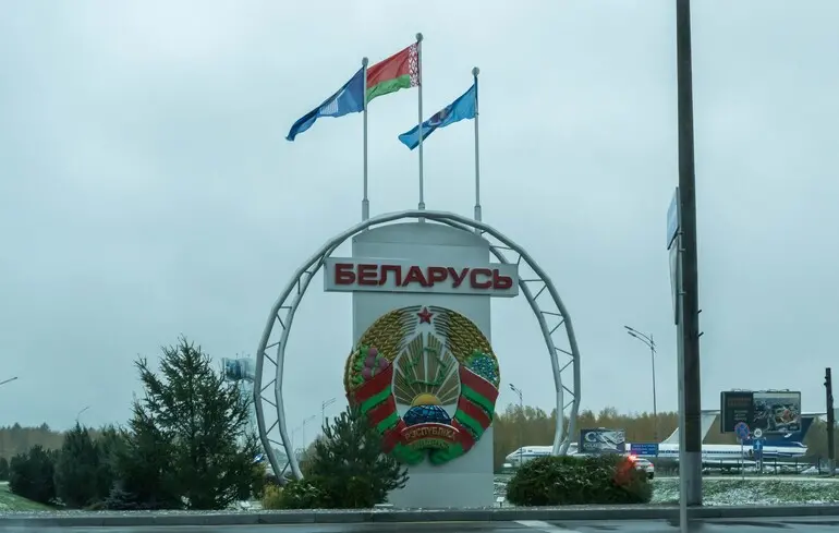 Білорусь активізує виробничі можливості для створення компонентів, які використовуються в російських дронах та ракетах, згідно з даними розвідки.