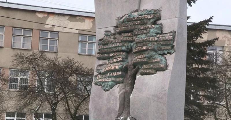 Закон, який визнає українців, депортованих з території Закерзоння, як примусово переселених, є актуальним питанням, - зазначив Попович.