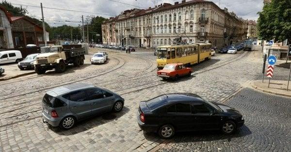 У зв'язку з частковою реконструкцією перехрестя Сахарова та Вітовського буде змінено маршрути транспорту.