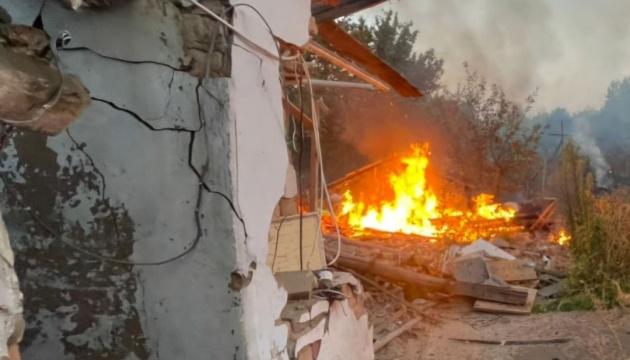 Російські війська завдали удару по двом районам Дніпропетровської області, внаслідок чого були зруйновані житлові будівлі та одне з підприємств.
