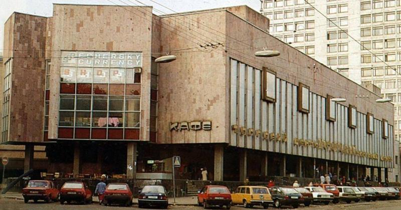 У Києві, в районі Печерськ, планується демонтаж торгового центру, повідомляє Delo.ua.