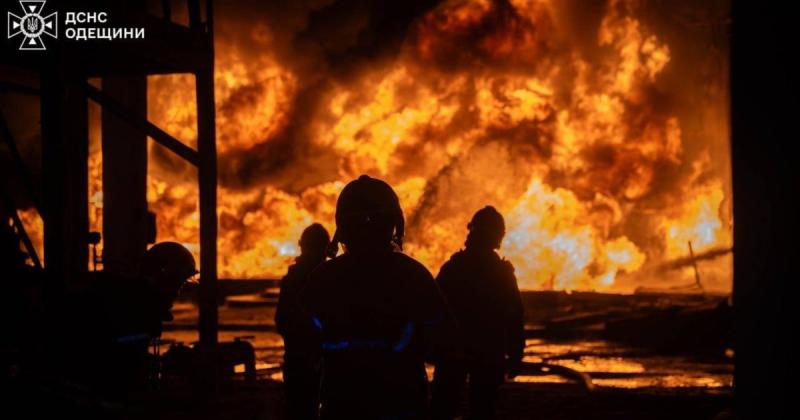 ДСНС: велика пожежа виникла на енергетичному об'єкті в Одеській області внаслідок атаки з боку Росії.