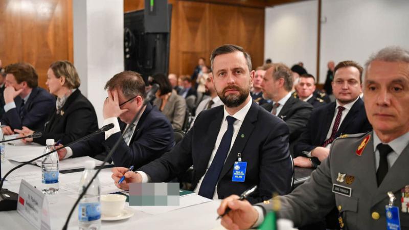 Міністр оборони Польщі представив три версії щодо вибуху, що стався вночі на полі з кукурудзою.
