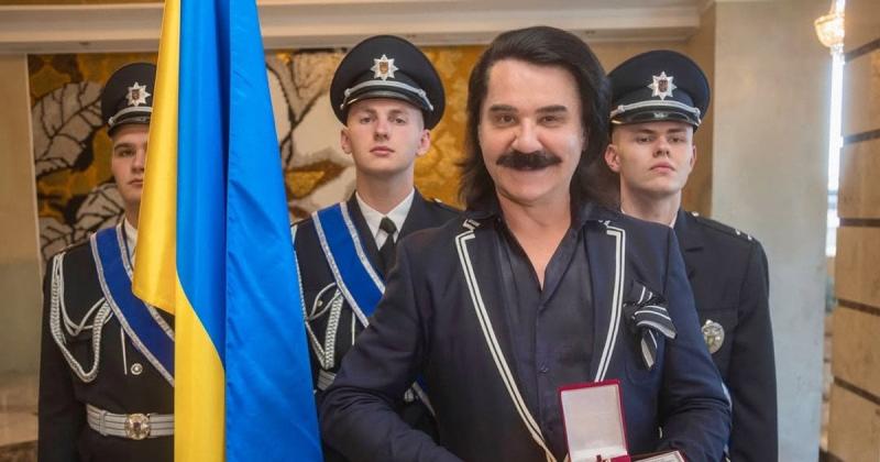 Павло Зібров продемонстрував важливу нагороду, яку отримав від президента.