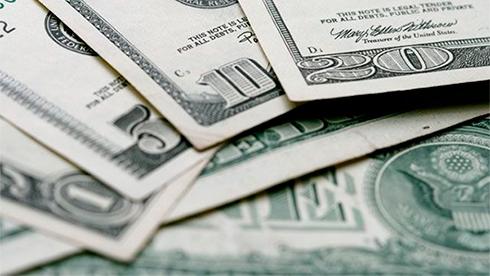 Долар США значно втрачає в ціні щодо основних світових валют через побоювання щодо можливого 