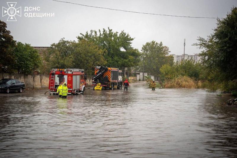 Зеленський дав розпорядження з'ясувати причини, які призвели до таких наслідків стихійного лиха в Одесі.