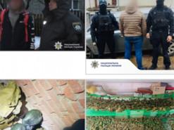 Правоохоронці затримали трьох осіб, які займалися наркоторгівлею: вони вирощували коноплі та розповсюджували канабіс і психотропні речовини через Telegram.