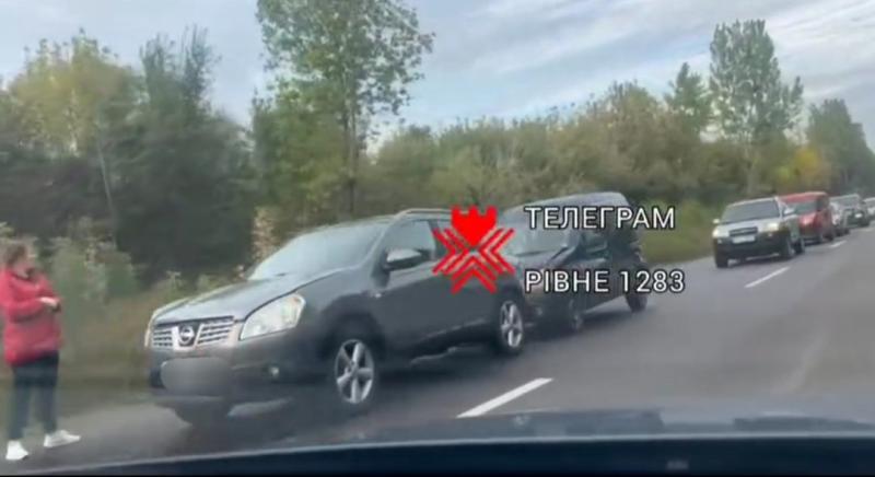 Внаслідок дорожньо-транспортної пригоди в Рівненському районі спостерігалися затори на дорогах. Це повідомлення з області - Новини Рівного та регіону  --  Рівне Вечірнє.