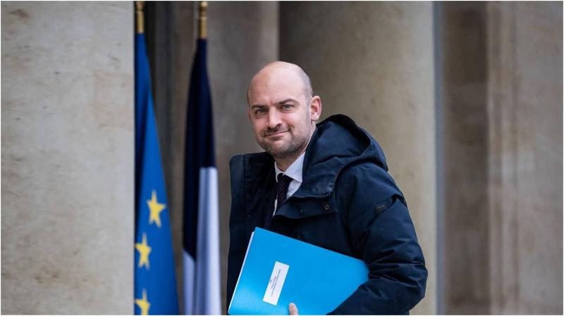 Міністр закордонних справ Франції залишився на своїй посаді в оновленому уряді.