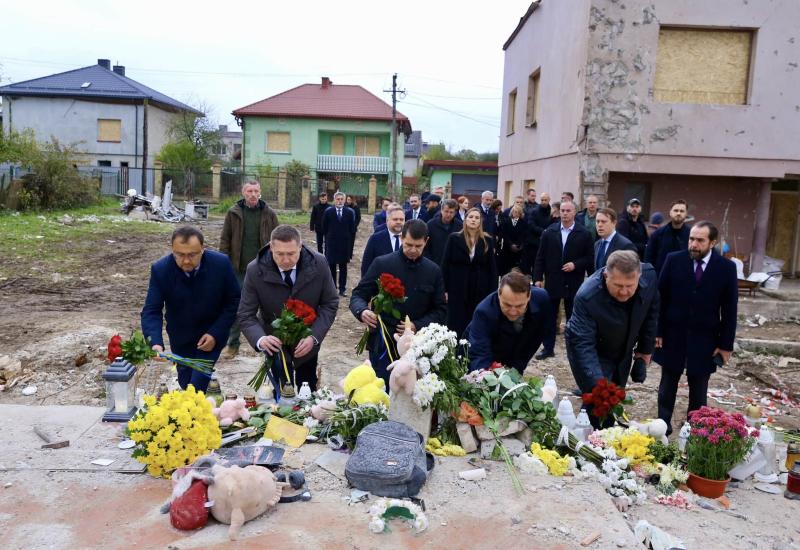 Міністр закордонних справ Польщі відвідав район, де стався російський обстріл поблизу Львова.