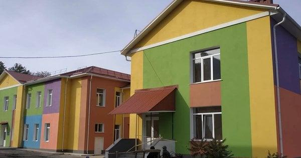 У ліцеї на Хмельниччині одна з учениць отримала травму через шматок скла, що потрапив до шкільного обіду.