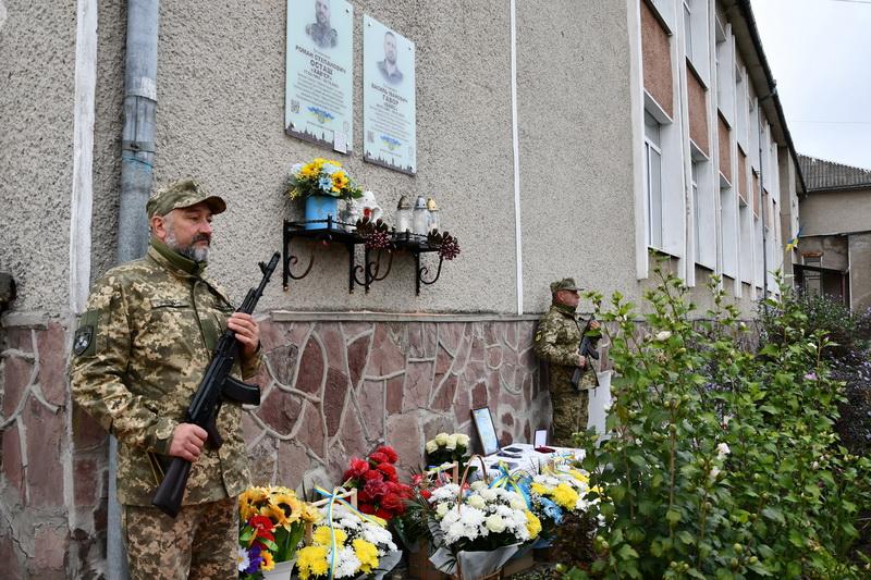У Рогатинській громаді встановили меморіальну таблицю на честь захисника Василя Гавора.