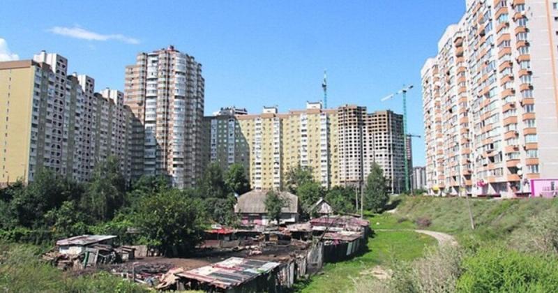 У Києві, в районі Позняки, чоловік організував платну парковку у своєму дворі: які його доходи?