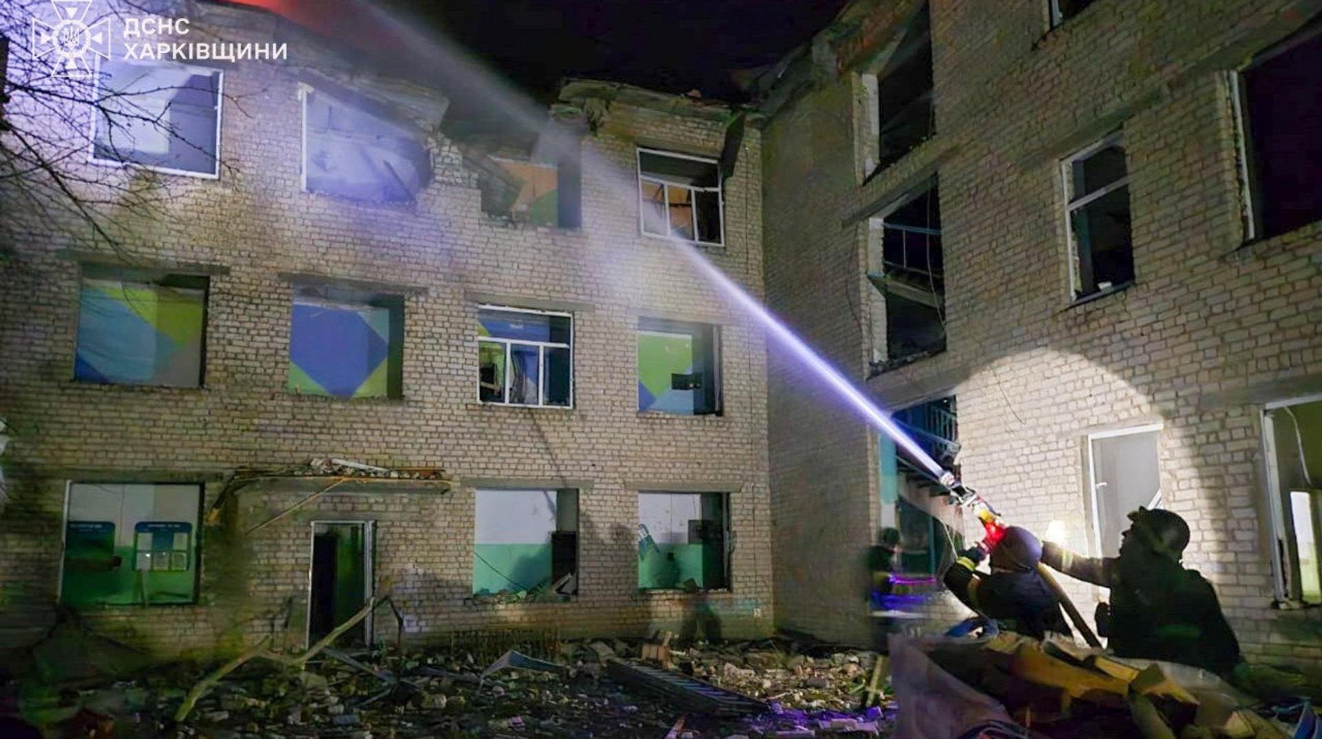 Росія здійснила напад на Чугуїв: постраждали чотири дорослі особи та одна дитина, знищено навчальний заклад.