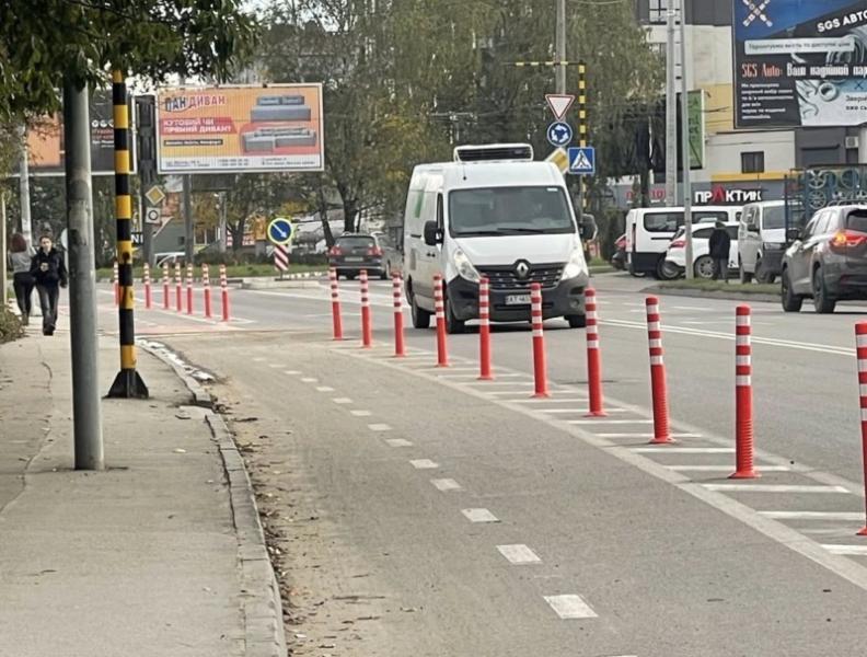 У Франківську на Набережній встановили стовпчики-делініатори, які відокремлюють велодоріжку від автомобільної дороги.
