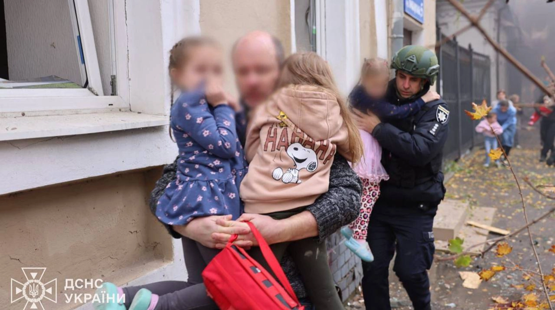 Маленькі ручки міцно тримаються одна за одну: як відбувалася евакуація дітей після влучання ракети в дитячий садок у Харкові.