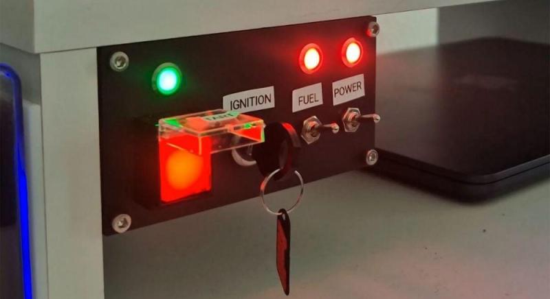 Ентузіаст відчув нудьгу, тому його комп'ютер тепер запускається з приладової панелі, подібно до винищувача.